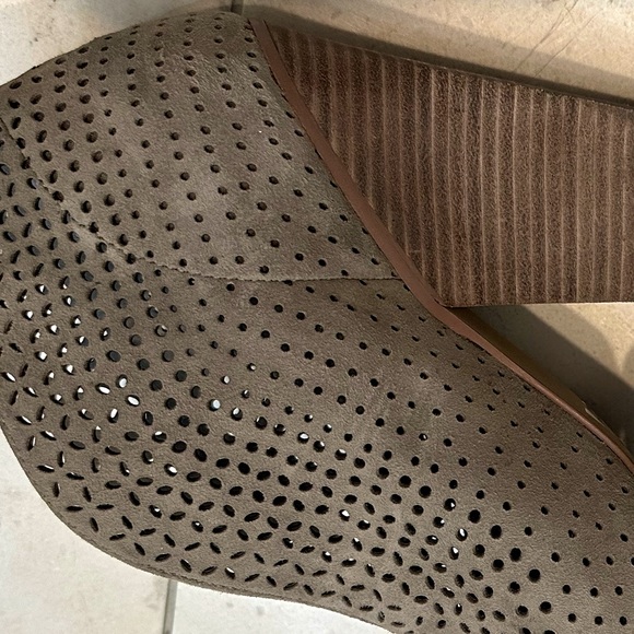 Vince Camuto open toe bootie size 7.5 - Picture 6 of 8